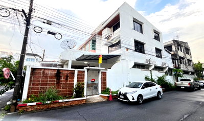 Townhouses for sale Chatuchak : Call : 063-296-5696 Phon Phailin Village, Townhouse corner unit 3 stories 36 sq.wa 3 Beds 3 Baths