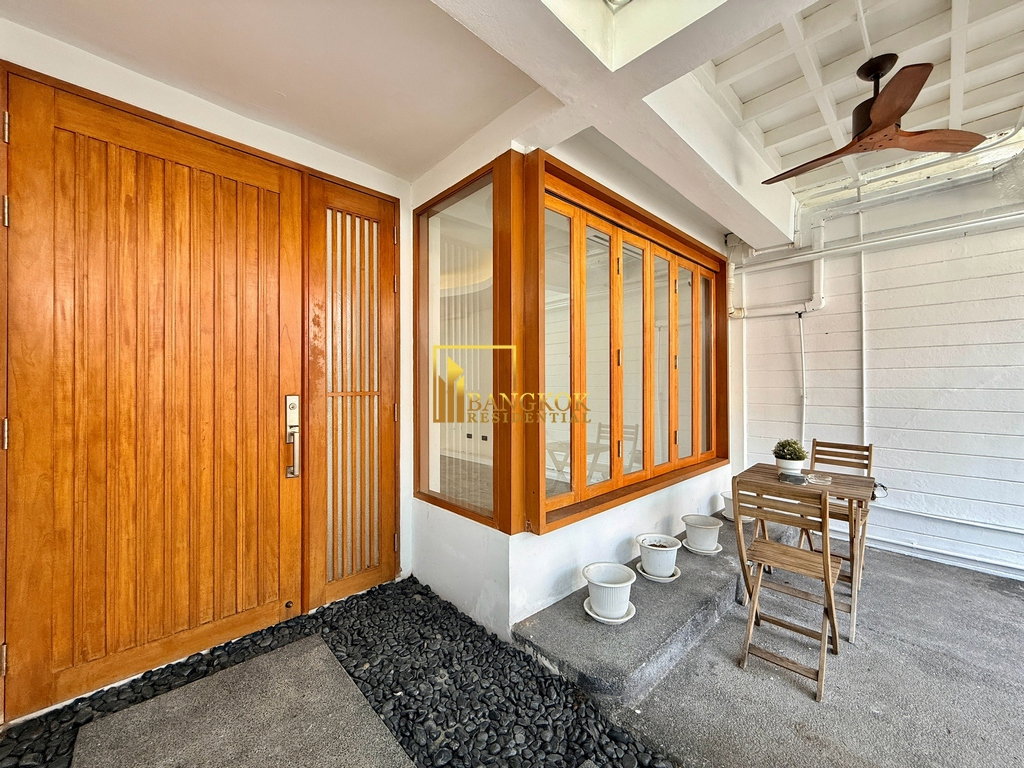 รูป Stunning 5 Bedroom Townhouse For Rent in Ekkamai Area - BR8804TH - รูปที่ 4/47