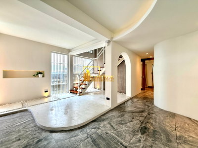 Townhouses for rent Srinakharinwirot University Prasanmit Campus : Stunning 5 Bedroom Townhouse For Rent in Ekkamai Area - BR8804TH