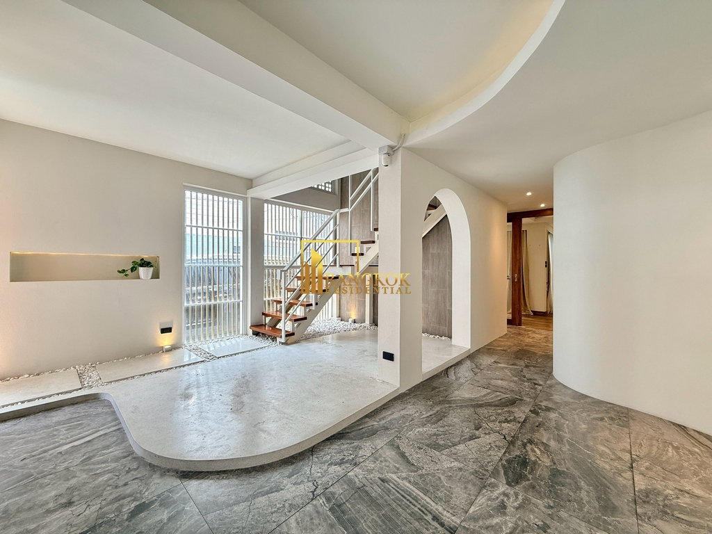 รูป Stunning 5 Bedroom Townhouse For Rent in Ekkamai Area - BR8804TH - รูปที่ 5/47