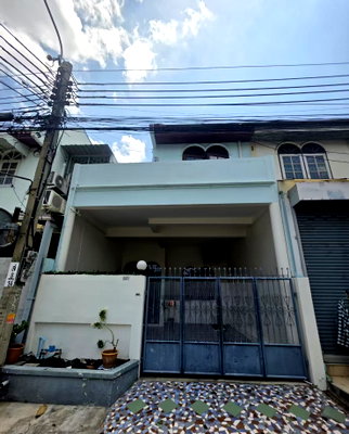 Townhouses for rent Bangkok : House for Rent in Huai Khwang, 1km. from MRT Huai Khwang station.