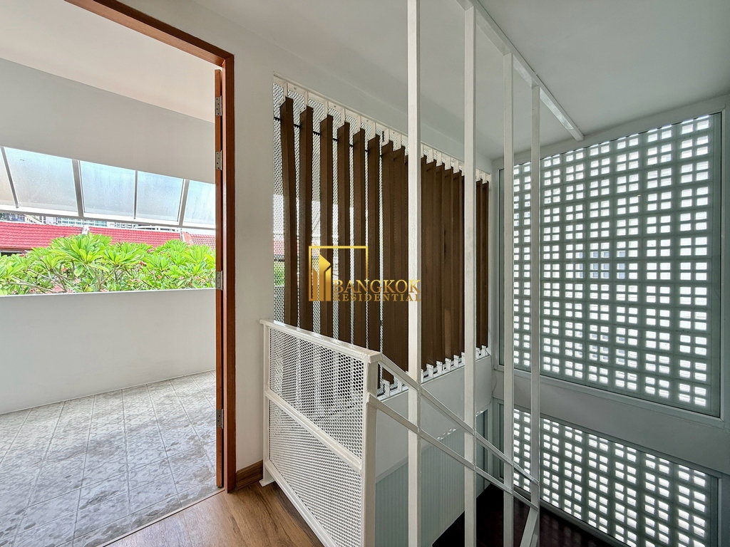 รูป Stunning 5 Bedroom Townhouse For Rent in Ekkamai Area - BR8804TH - รูปที่ 44/47