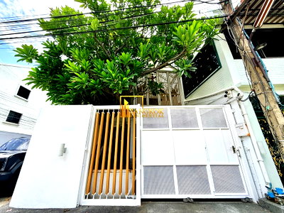 Townhouses for rent J Avenue Thonglor : Stunning 5 Bedroom Townhouse For Rent in Ekkamai Area - BR8804TH