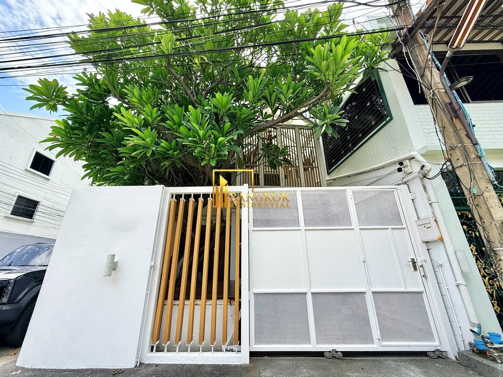 รูป Stunning 5 Bedroom Townhouse For Rent in Ekkamai Area - BR8804TH - รูปที่ 1/47
