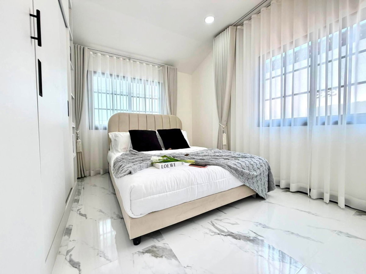 รูป บ้านเดี่ยวพื้นที่กว้าง ตกแต่งครบพร้อมอยู่ ทำเลหนองใหญ่ ใกล้พัทยาเหนือ-มอเตอร์เวย์ - รูปที่ 13/22