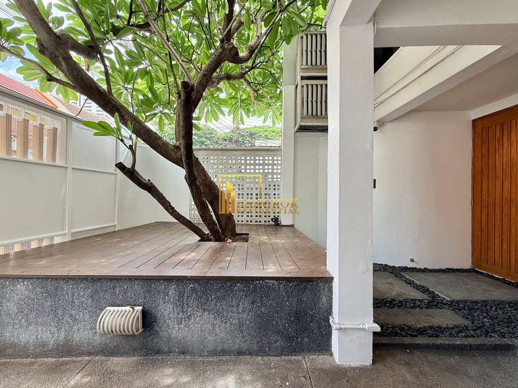 รูป Stunning 5 Bedroom Townhouse For Rent in Ekkamai Area - BR8804TH - รูปที่ 3/47