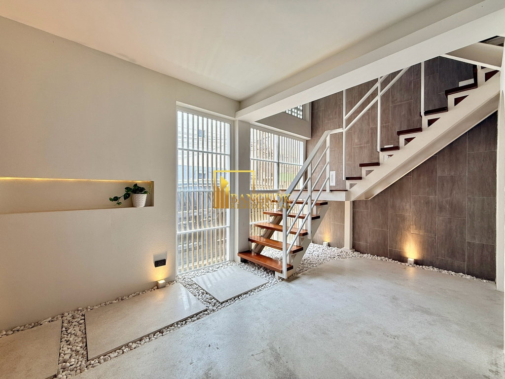 รูป Stunning 5 Bedroom Townhouse For Rent in Ekkamai Area - BR8804TH - รูปที่ 10/47