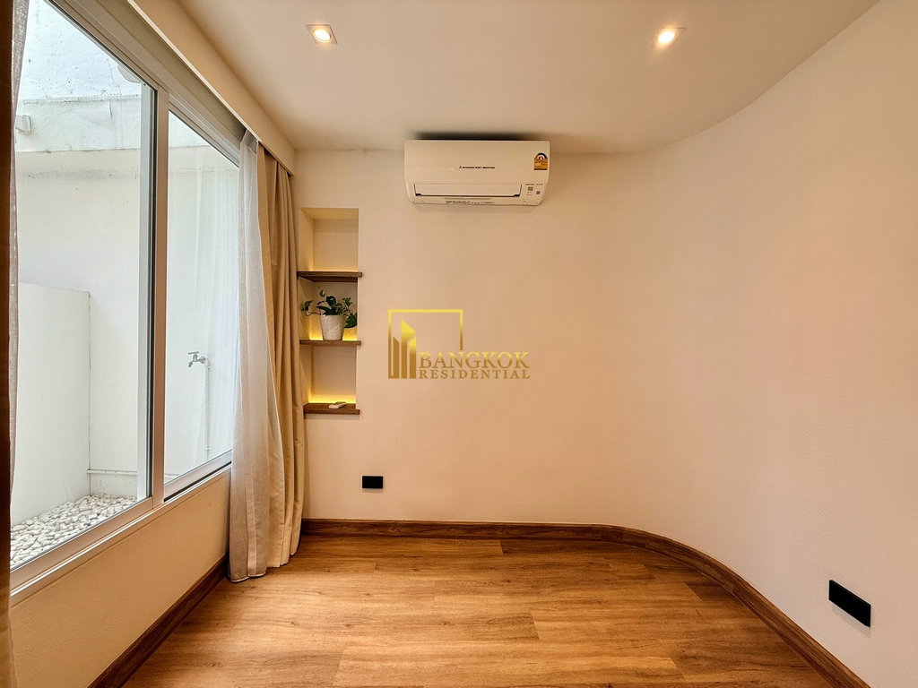 รูป Stunning 5 Bedroom Townhouse For Rent in Ekkamai Area - BR8804TH - รูปที่ 16/47