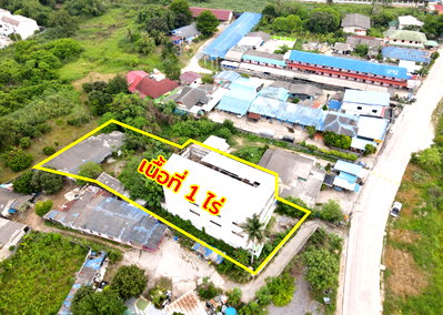 Office for sale Chonburi : Three-story shophouse for sale on 1 rai of land, Sriracha, Chonburi, near Khong Market.