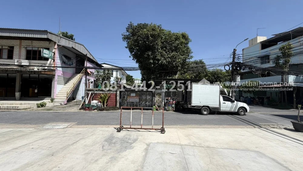 รูป ขายด่วน! ที่ดิน ย่านลาดพร้าว 107 แยก16 แปลงมุม แถมบ้าน 2 ชั้น พื้นที่ 192 ตรว. ราคาพิเศษเพียง 14.5 ล้านบาท ตรงข้าม ม.RBAC ใกล้รถไฟฟ้าสายสีเหลือง! - รูปที่ 1/6