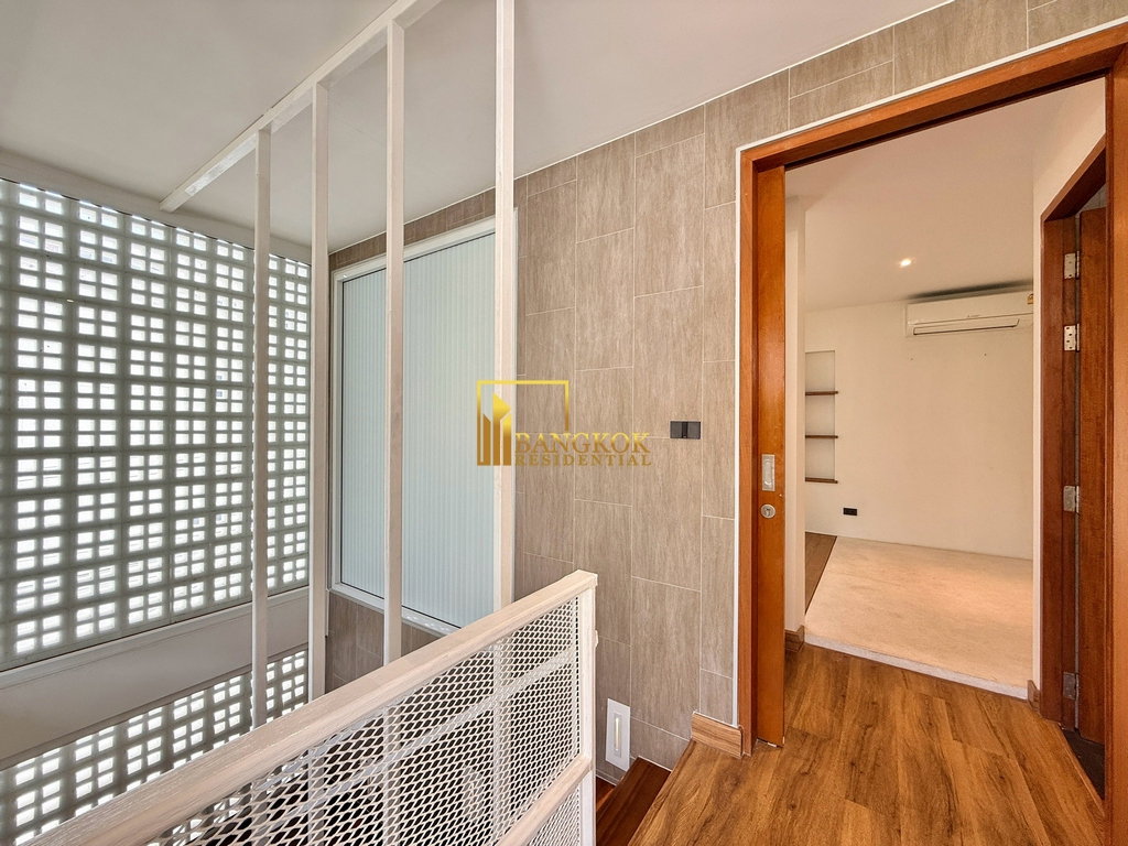 รูป Stunning 5 Bedroom Townhouse For Rent in Ekkamai Area - BR8804TH - รูปที่ 37/47
