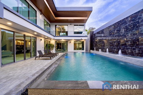 Luxury Living Redefined in This Spectacular 5-Bedroom Villa