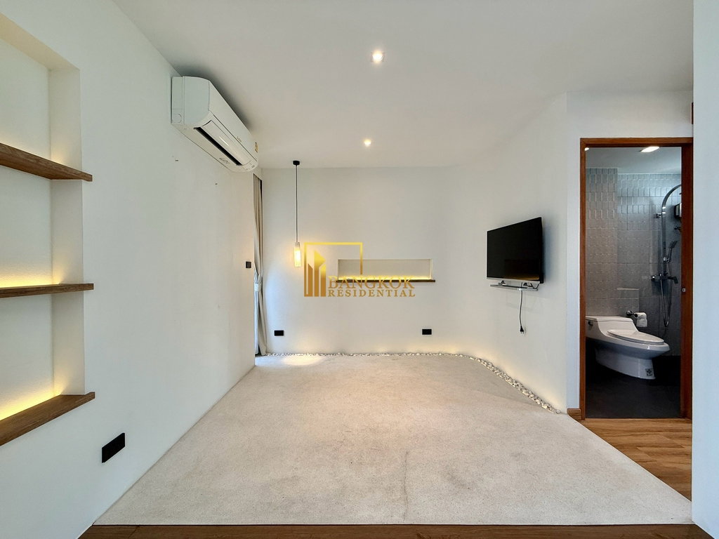 รูป Stunning 5 Bedroom Townhouse For Rent in Ekkamai Area - BR8804TH - รูปที่ 38/47