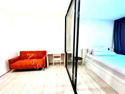 Condos for rent Big C Extra Rama 4 : Life Asoke 🚅 Near Phetchaburi MRT station, near Srinakharinwirot University, pool view.