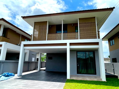 Houses for rent : House for rent in Tha Kwean. 2-story detached house, new, near Ruam Chok Mall. Quiet and private atmosphere. Fully furnished. RH-46