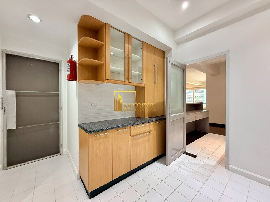 รูป Spacious 3 Bedroom Apartment For Rent in Phrom Phong Area - BR21180AP - รูปที่ 10/42