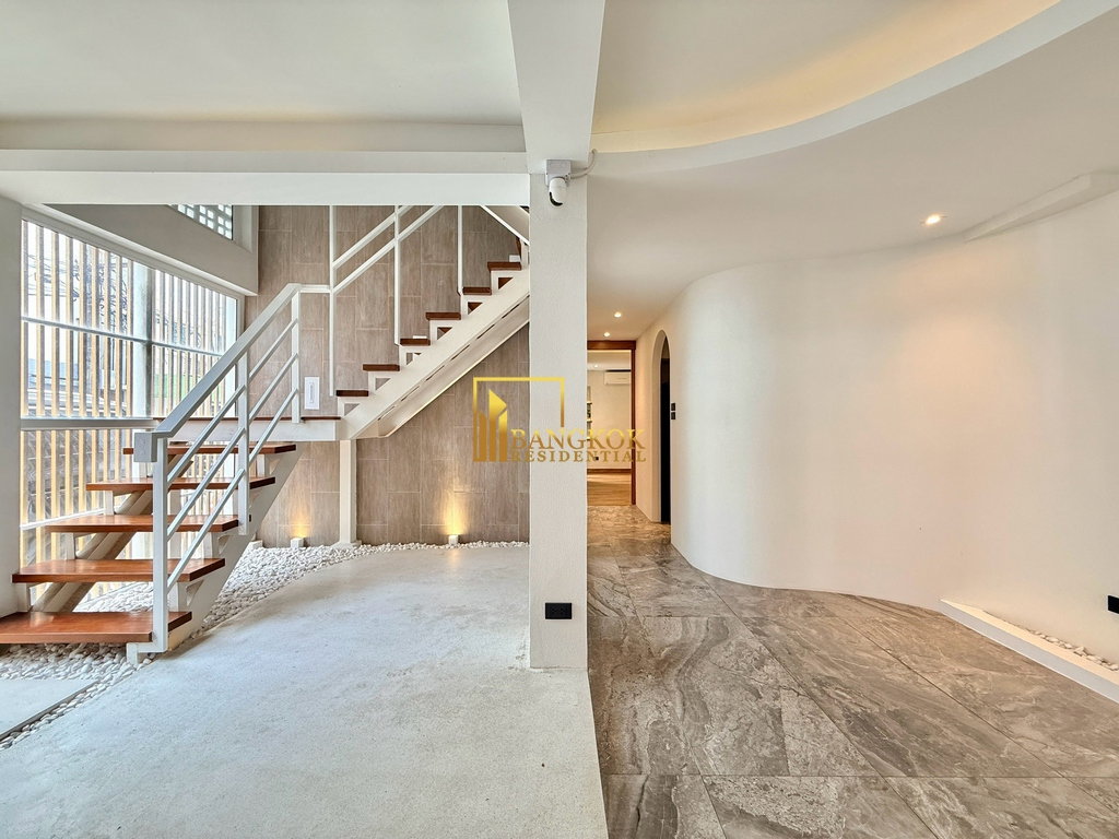 รูป Stunning 5 Bedroom Townhouse For Rent in Ekkamai Area - BR8804TH - รูปที่ 9/47