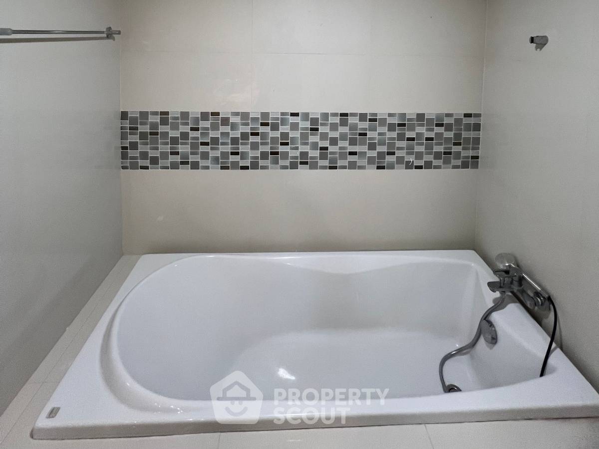 picture 2-BR Condo For Sale, The Winning Tower, ARL Ramkhamhaeng (ID 497198) - 32/45