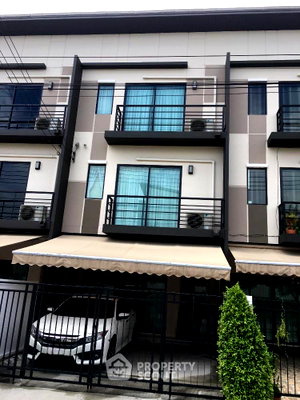 Townhouses for rent Bangkok : 3-BR Townhouse For Rent, Baan Klang Muang Nawamin 42, Khlong Kum (ID 2036974)