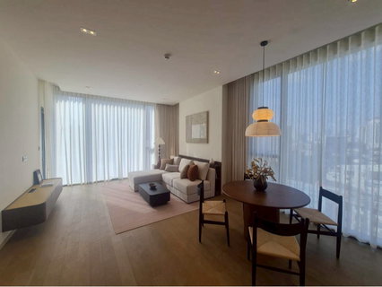 Move in with ease to this beautifully designed 90 sq.m. 2 bedroom featuring elegant Spring Palette interior.