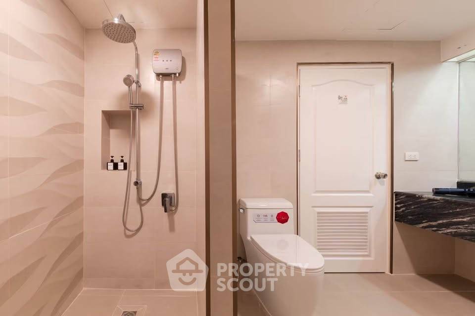 picture High-Floor 1-BR 68 Sqm At Nusa State Tower Condo, 400m BTS Saphan Taksin (ID 3123406) - 14/29