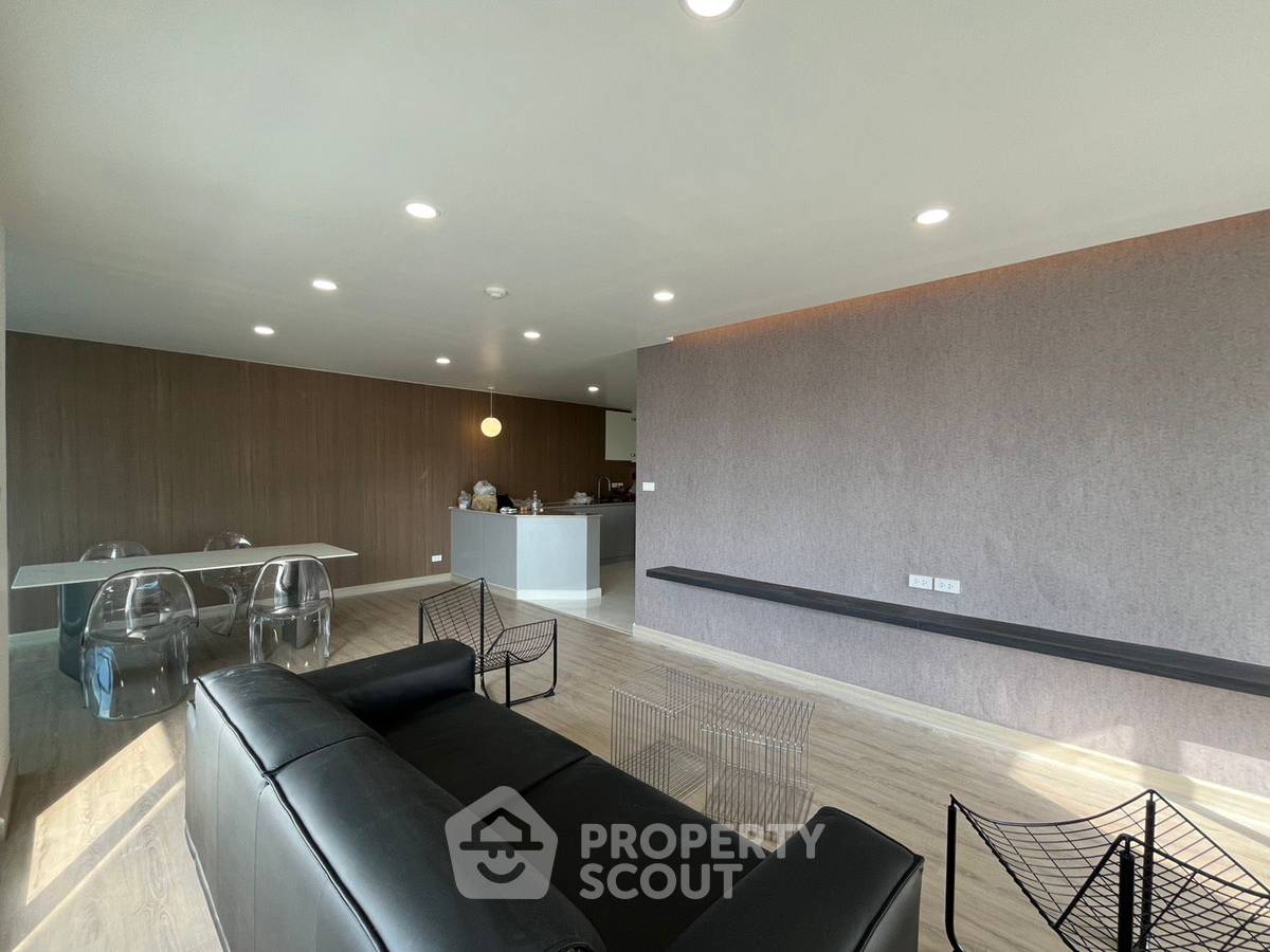 picture 2-BR Condo For Sale, Sarin Place Condominium | BTS Ratchayothin (ID 3125295) - 2/6