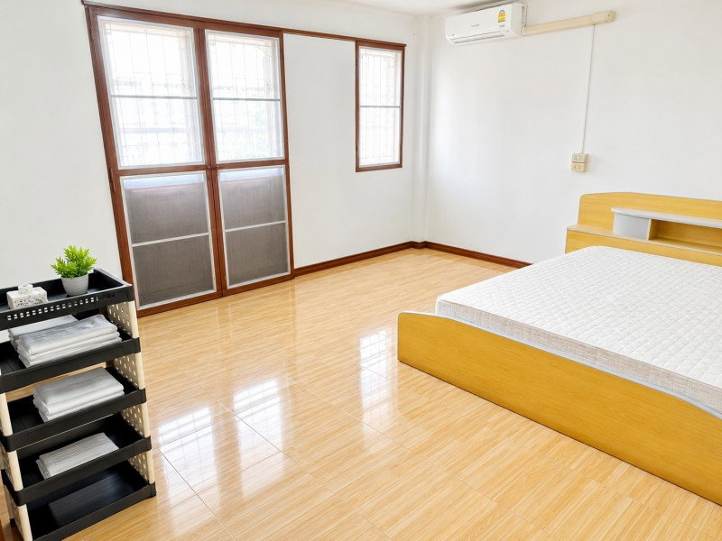 รูป รีโนเวทใหม่ 6นอน สาธุประดิษฐ์ 43-53 ทาวน์เฮ้าส์ 3 ชั้น 3น้ำ 25ตร.ว. 2แอร์ 275 ตร.ม. จอดรถ 2 คัน ใกล้ตลาดรุ่งเจริญ 500 ม. - รูปที่ 3/8