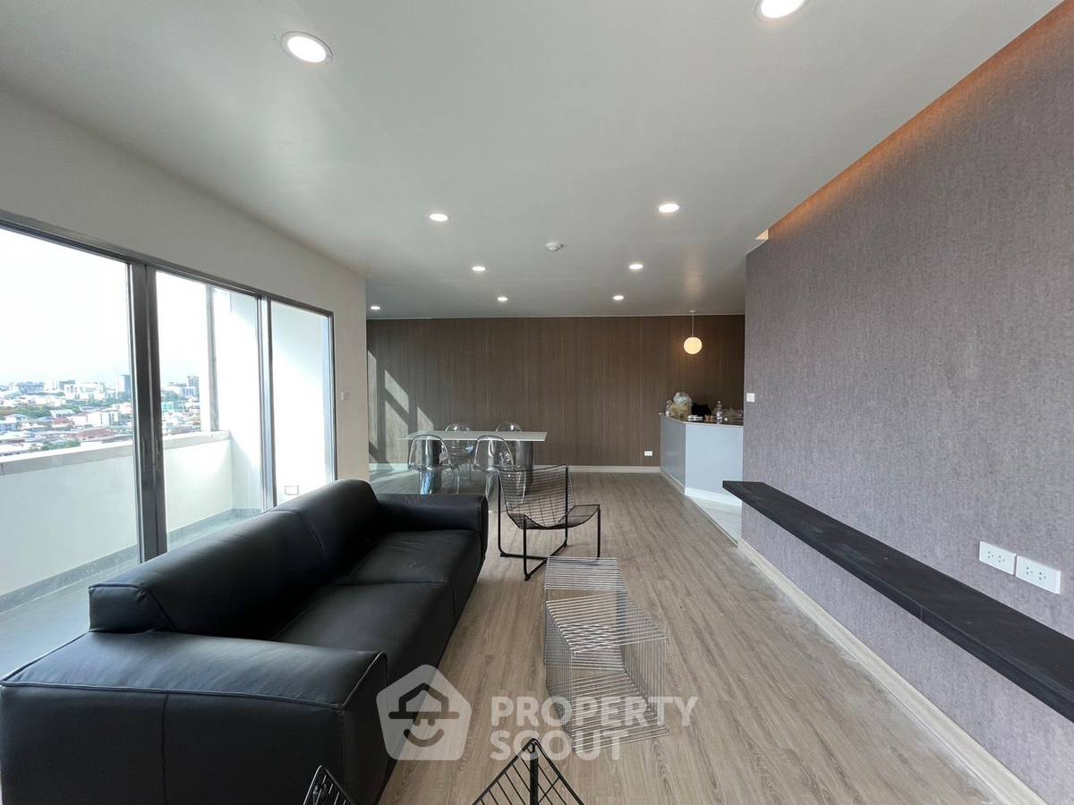picture 2-BR Condo For Sale, Sarin Place Condominium | BTS Ratchayothin (ID 3125295) - 3/6