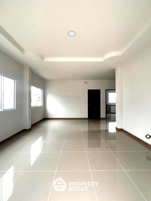 Houses for sale Saraphi Chiang Mai : 4-BR House For Sale, Pet-Friendly Suksomruethai Project Near Yang Noeng (ID 3119911)