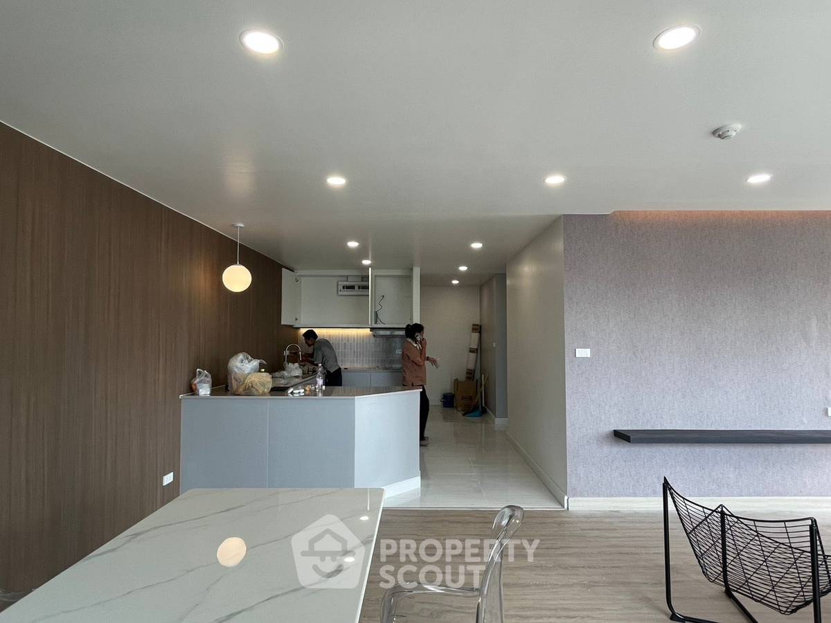 picture 2-BR Condo For Sale, Sarin Place Condominium | BTS Ratchayothin (ID 3125295) - 1/6