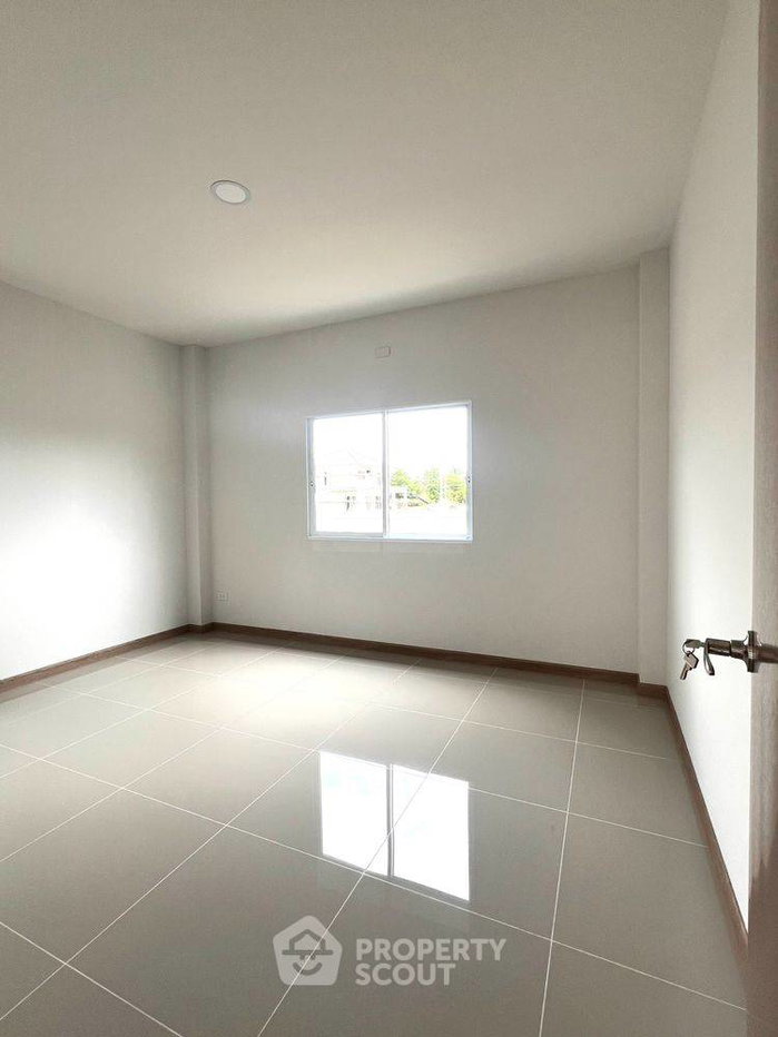 picture 4-BR House For Sale, Pet-Friendly Suksomruethai Project Near Yang Noeng (ID 3119911) - 4/10