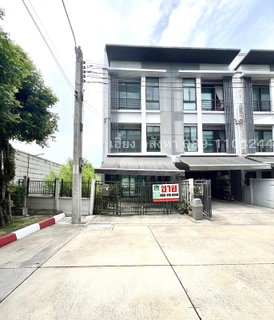 ทาวน์โฮม 3 ชั้น บ้านกลางเมือง พระราม 2 ดีไซน์โมเดิร์น จัดสรรพื้นที่ใช้สอยได้ลงตัว เนื้อที่ 31.9 ตร.ว. บ้านหลังริม