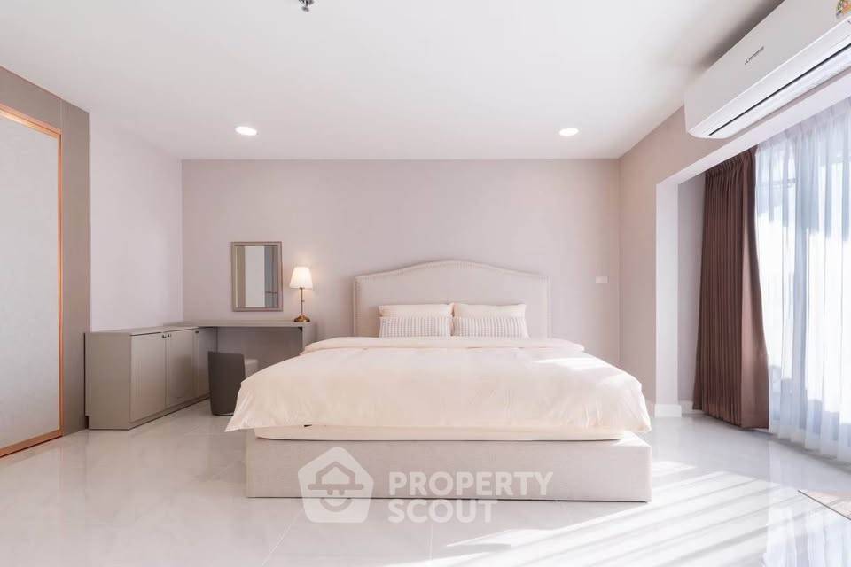 picture High-Floor 1-BR 68 Sqm At Nusa State Tower Condo, 400m BTS Saphan Taksin (ID 3123406) - 24/29