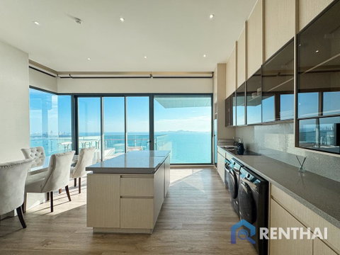 Living Above the Skyline Arom Wongamat