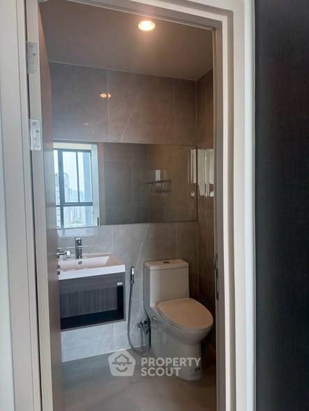 picture 1-BR Condo At Nue District R9, High-Floor 23rd, 200m To MRT Phra Ram 9 (ID 3126734) - 2/6