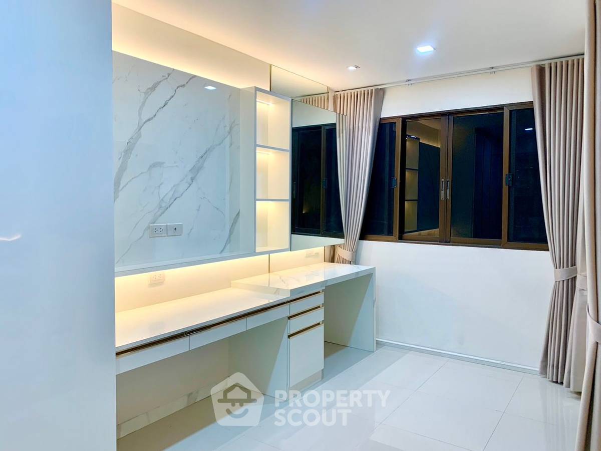 picture 2-BR Condo For Sale, The Winning Tower, ARL Ramkhamhaeng (ID 497198) - 9/45