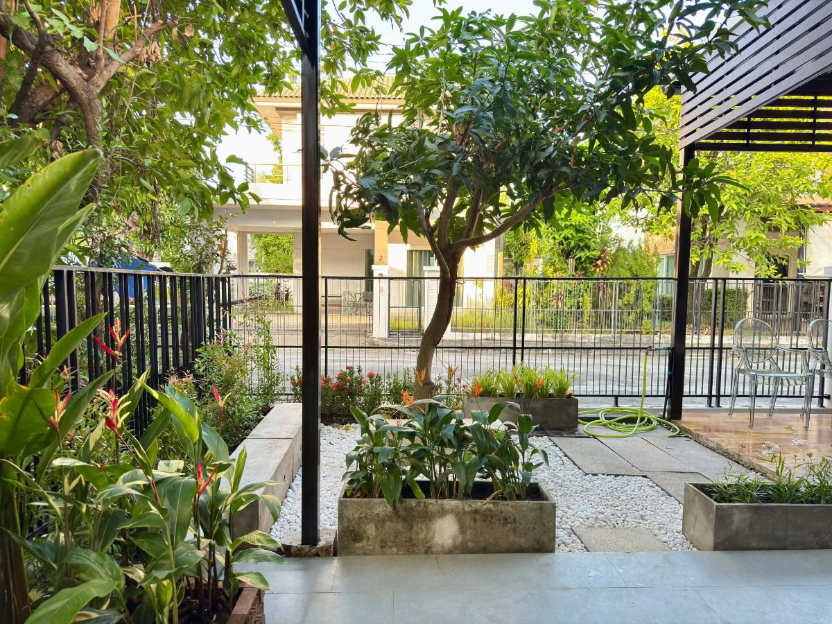รูป 🏡 ให้เช่าบ้านเดี่ยว ร่มรื่น มีสวนขนาดเล็ก ในโครงการคุณภาพ สิ่งแวดล้อมดี ความปลอดภัยสูง ใกล้ห้างสรรพสินค้า, โรงเรียนนานาชาติ และอื่นๆอีกมากมาย - รูปที่ 2/17