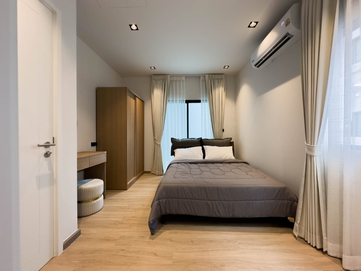 รูป WS8157 🏡✨ ให้เช่าบ้านหรูย่านเหม๋งจ่าย | บ้านใหม่ 5 ห้องนอน ใจกลางพระราม 9 - รัชดา จดทะเบียนได้ เพียง 130,000 บาท/เดือน - รูปที่ 10/23