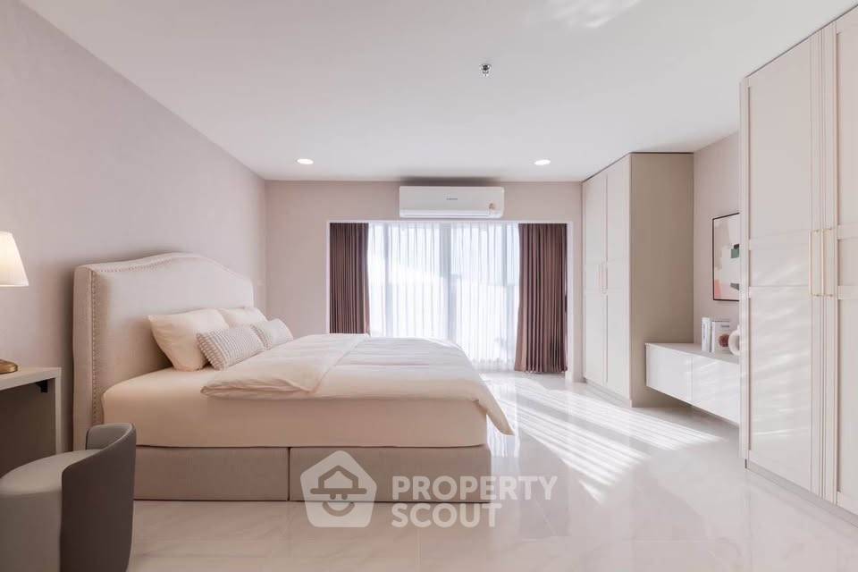 picture High-Floor 1-BR 68 Sqm At Nusa State Tower Condo, 400m BTS Saphan Taksin (ID 3123406) - 18/29