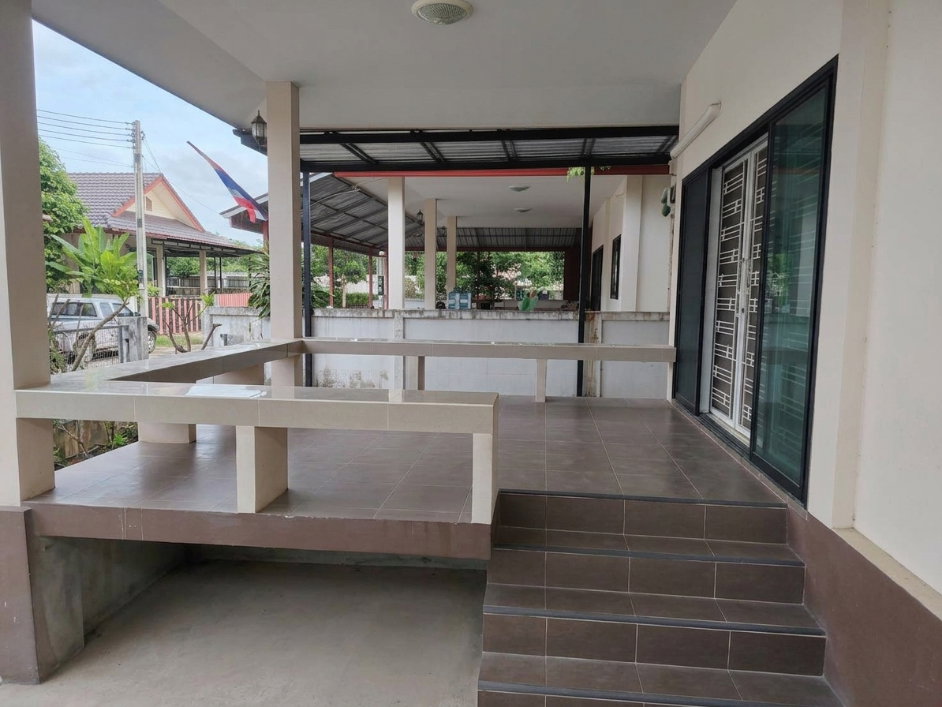 รูป ขายถูก บ้านเดี่ยวชั้นเดียว หมู่บ้านวโรรส 8 บ้านค่าย-ระยอง ทำเลดี เดินทางสะดวก เข้า-ออก ได้หลายเส้นทาง - รูปที่ 2/9