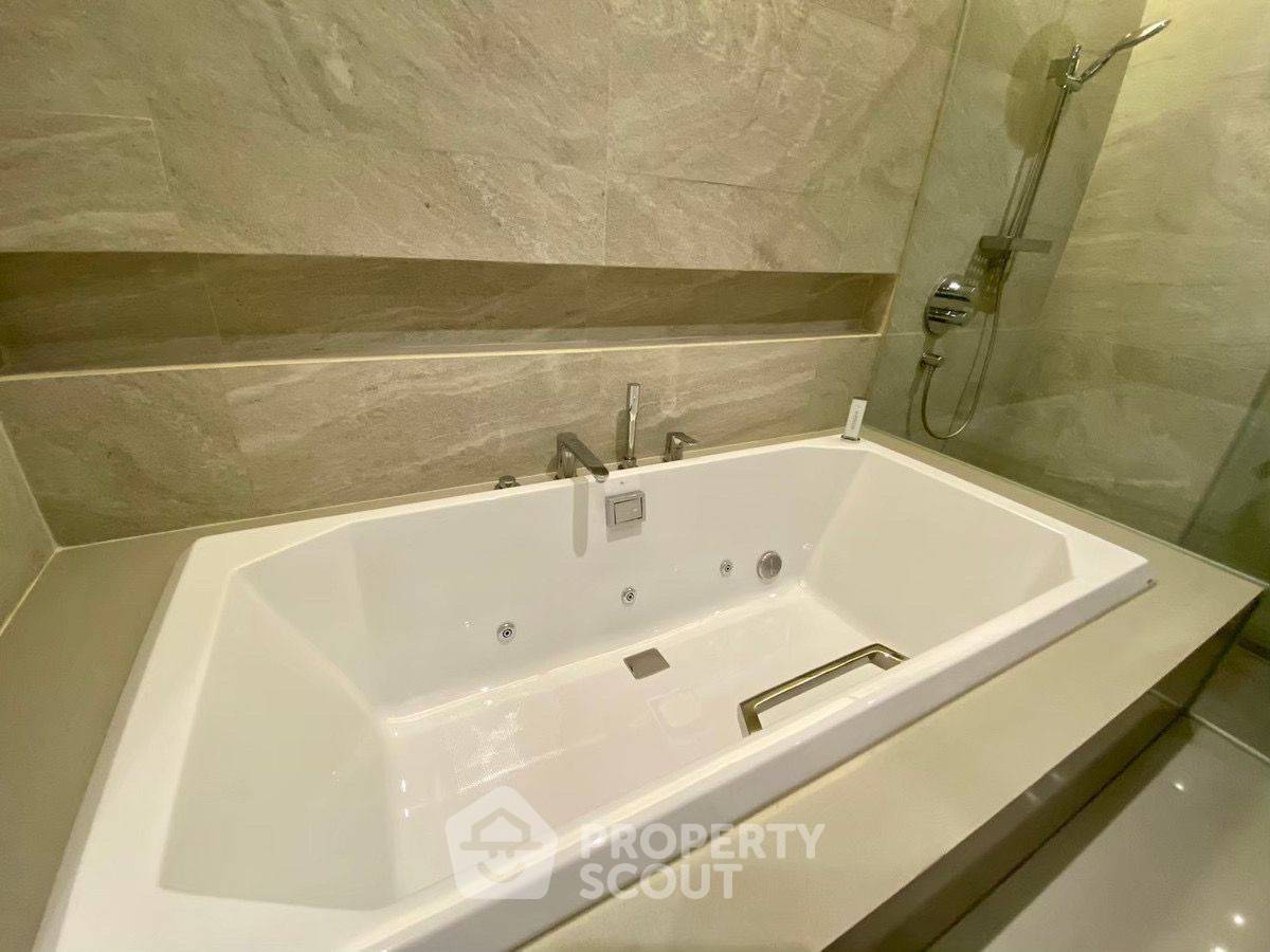 picture 3-Bedroom Condo At Supreme Legend Condominium Near MRT Khlong Toei (ID 3125354) - 27/41