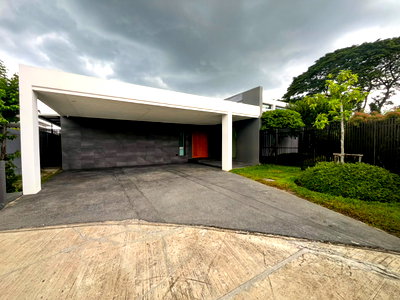 เช่าบ้านเดี่ยว พรีเมี่ยม เอาท์เล็ท เชียงใหม่ : 🏡✨ พูลวิลล่าชั้นเดียวสุดหรู ในโครงการคุณภาพ ใกล้สนามบินและโรงเรียนนานาชาติ #เชียงใหม่ ราคาเพียง 110,000 บาท/เดือน ✨  #AHD-V0136