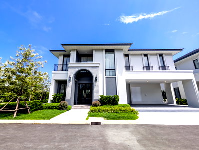 Houses for sale Bang Lamung Chonburi : Luxury Modern Classic House for Sale East Pattaya