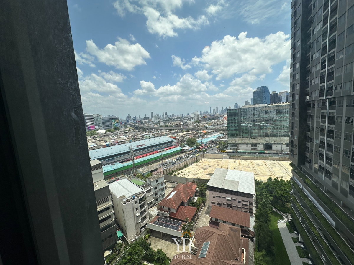 รูป Life Rama 4-Asoke แต่งสวยละมุนสไตล์ครีมมี่ ไฮไลท์โซฟาทรงโค้งพร้อมหมอนอิง ชั้นวางของบิวท์อินยาวสุดผนัง สภาพใหม่ตรงปก พร้อมอยู่ - รูปที่ 12/15