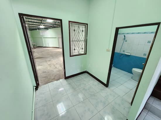รูป ทาวน์เฮ้าส์ 2ชั้น ติดถนน เพชรเกษม112 ที่ดิน 24 ตรวา. 2ห้องนอน 2ห้องน้ำ - รูปที่ 9/34