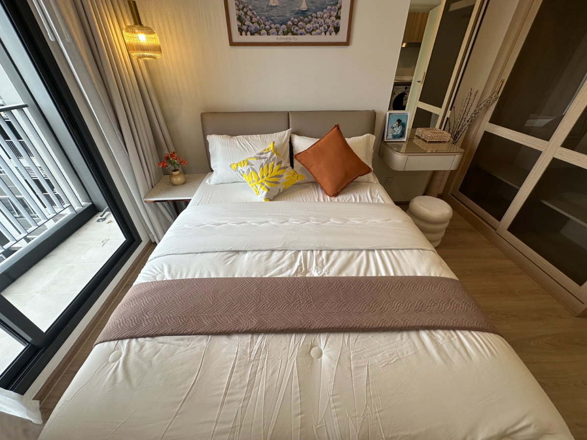 รูป Life Rama 4-Asoke ไฮไลท์ห้องนอนกว้างขวาง ติดระเบียงวิวเมืองโล่ง มีตู้เสื้อผ้าบิวท์อินบานกระจกใส 1 ห้องนอน 1 ห้องน้ำ  - รูปที่ 14/19