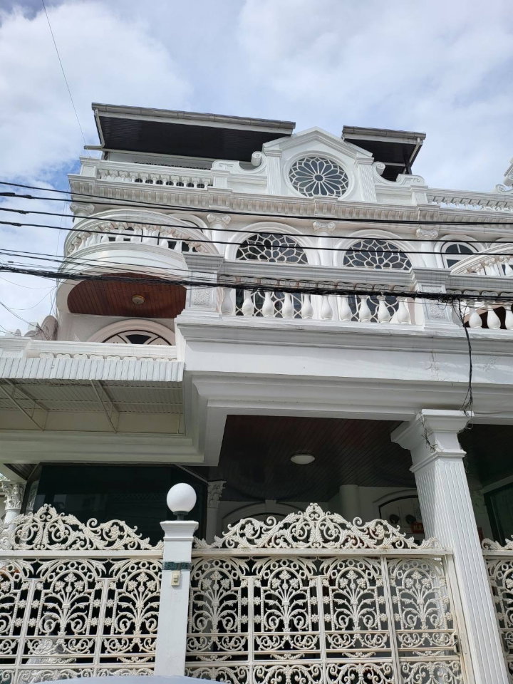 Don’t Miss: Value 5-Bed Ekkamai Home, 350 Sqm Near Thonglor - U6504446
