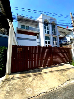 Townhouses for rent Bangkok : 3-Bed Townhouse 300 Sqm Bang Chak, Near BTS Punnawithi (ID 3128291)