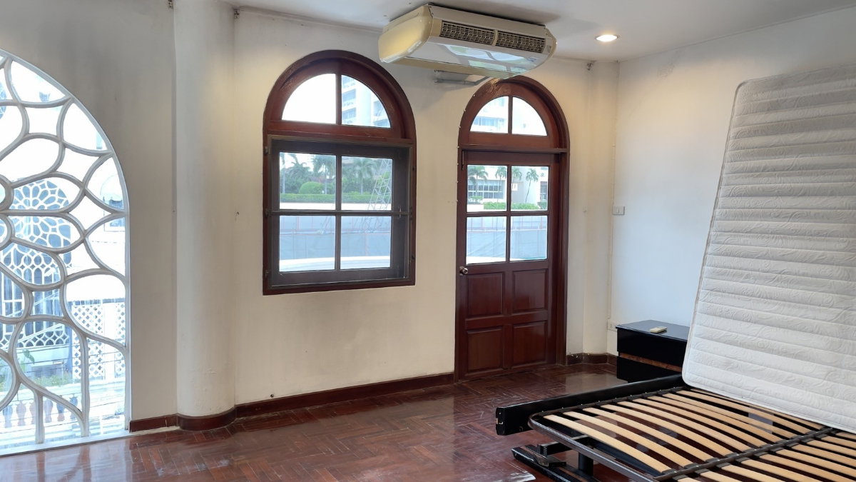 รูป ห้ามพลาด บ้านเอกมัย 5 ห้องนอน 350 ตร.ม. พื้นที่ใหญ่คุ้มค่า ใกล้ทองหล่อ - U6504446 - รูปที่ 12/19