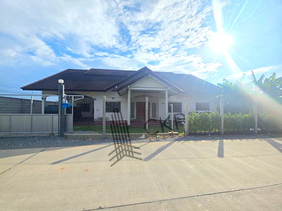 Land for sale Sam Phran Nakhon Pathom : Large plot of land with house and garden for sale, 6 rai 114 sq.wa. Prime location, Ideal for a vacation home, garden house. | 93389